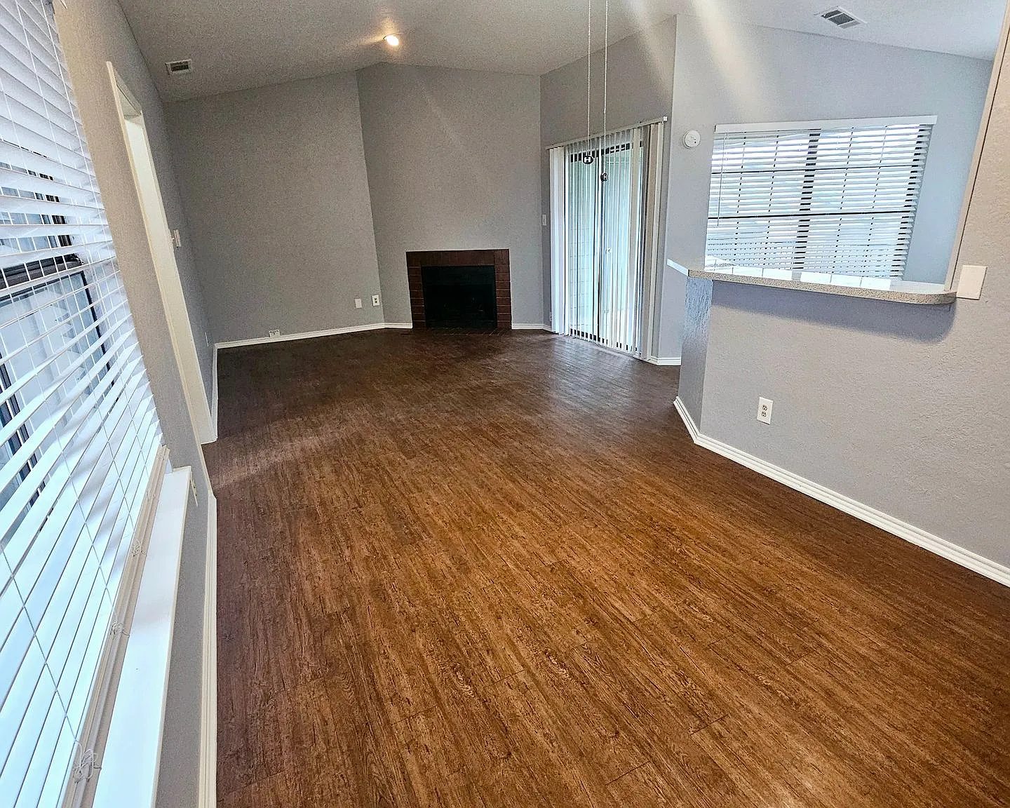 MOVE IN SPECIAL - $500.00 OFF 1ST MONTH'S RENT — Photo 2