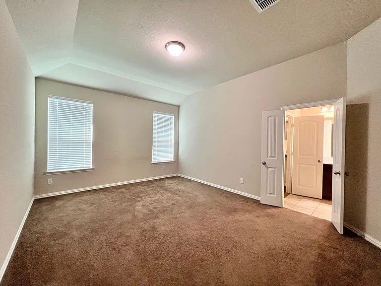 215 Clark Dr — Photo 11