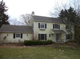 1455 E Goodrich Ln, Fox Pt, WI 53217