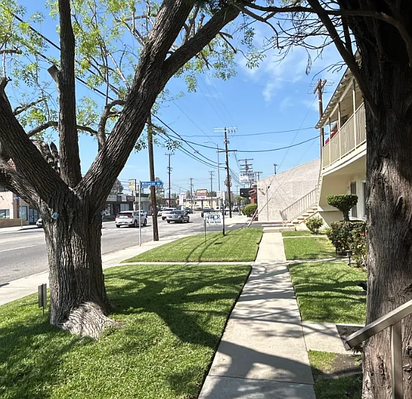 12421 1/2 Oxnard St #12421-1/2 — Photo 2