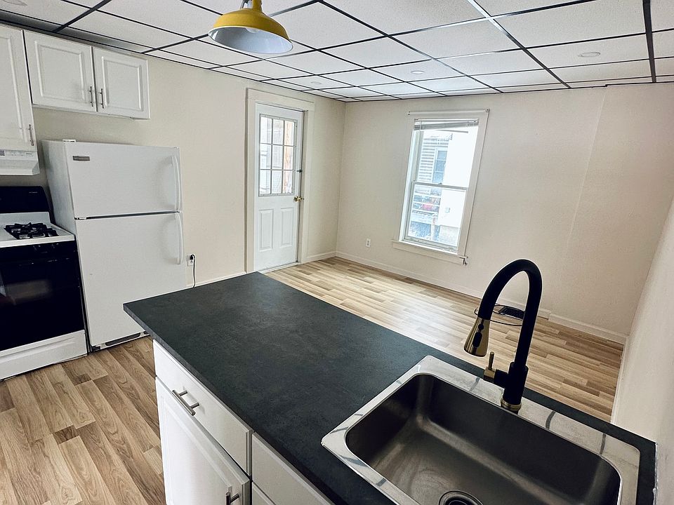 KITCHEN/LIVING