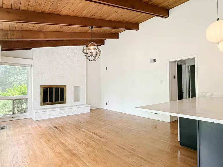 10611 Allenwood Ln — Photo 12