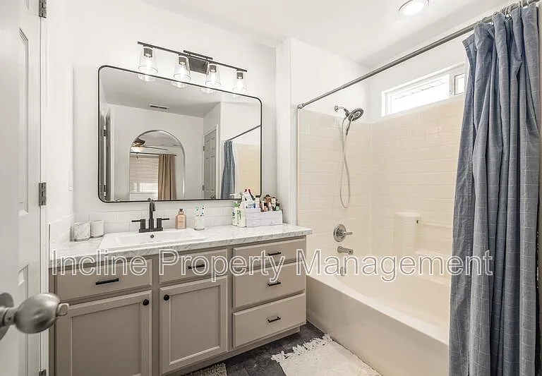 702 Durham Dr — Photo 16