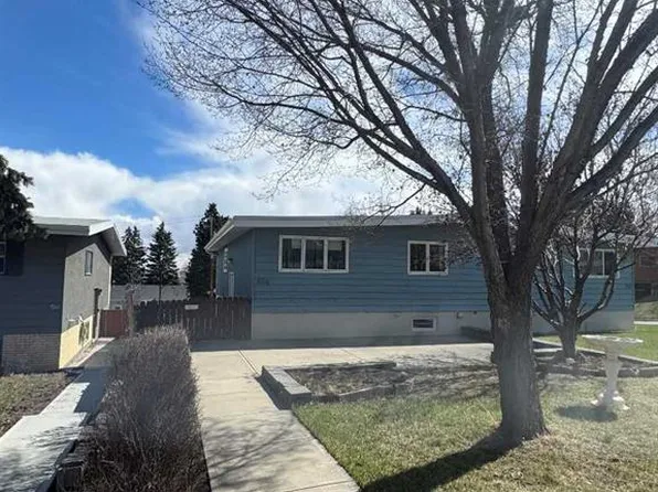 201 Holland St NW, Calgary, AB T2K 2E9