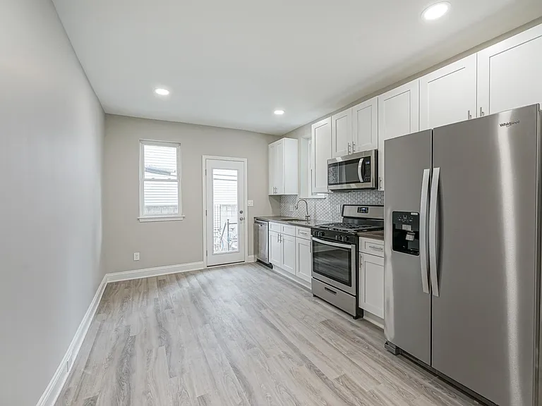 3130 Dickinson St — Photo 8
