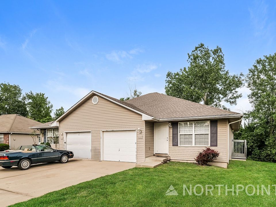 1st image of 412 NW Woodbury Dr