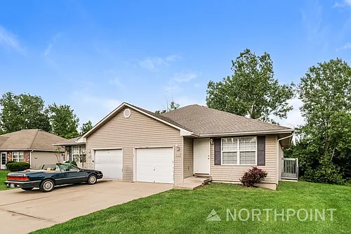 412 NW Woodbury Dr Photo 1
