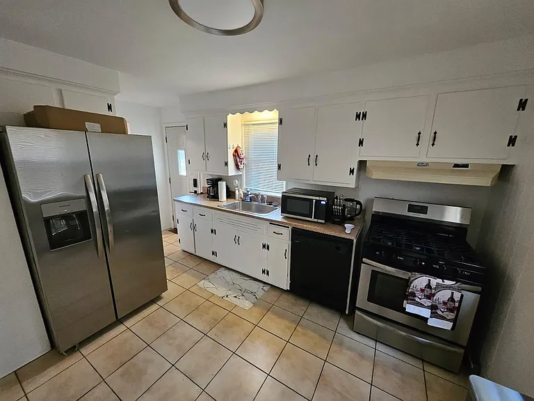 304 Greenvale Dr — Photo 3