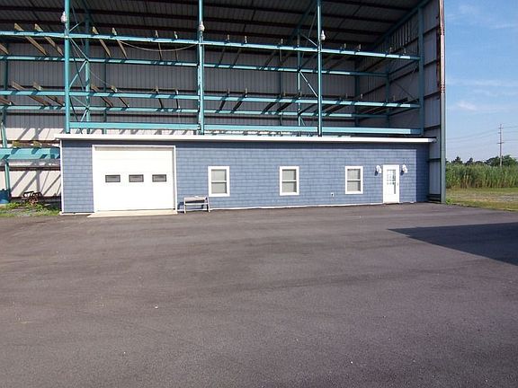 Garage plus showroom &amp; offices