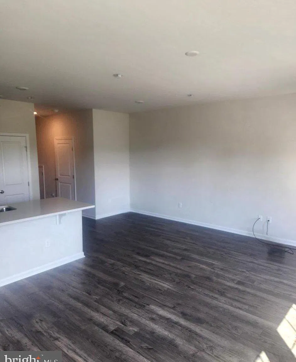 3 bed, 2.5 bath, 1484 sqft, $2,700 — Photo 3