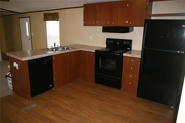 3 bed, 2.0 bath, 980 sqft, $1,000 — Photo 2