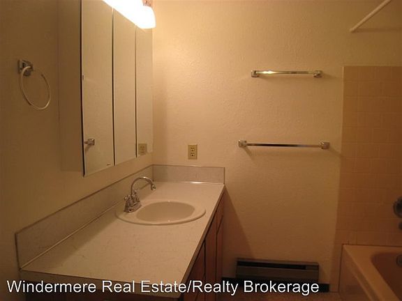 4th image of 3326 Lombard Ave