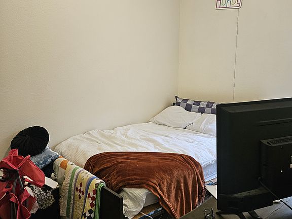 5th image of 618 Thurston St APT B