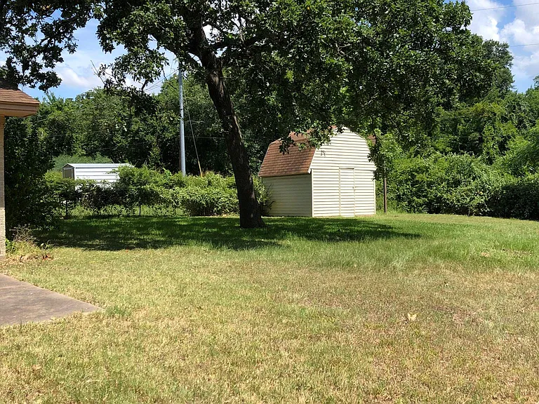 1301 Glade St — Photo 18