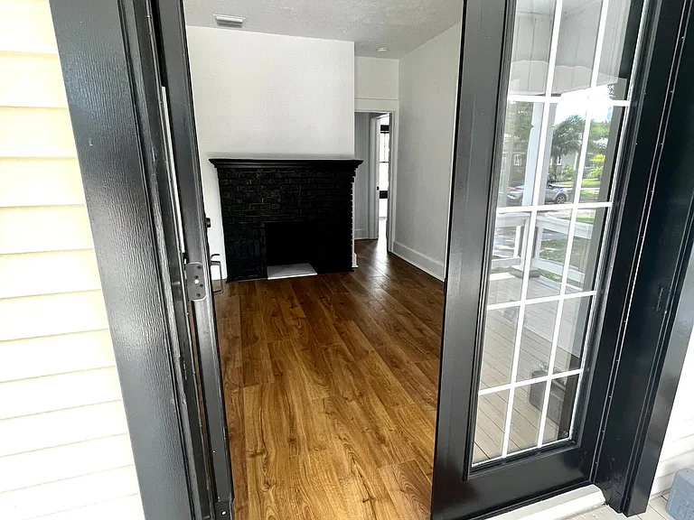 2637 Burlington Ave N — Photo 5