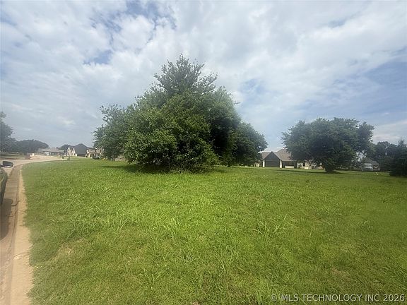 3rd image of Country Club Cir