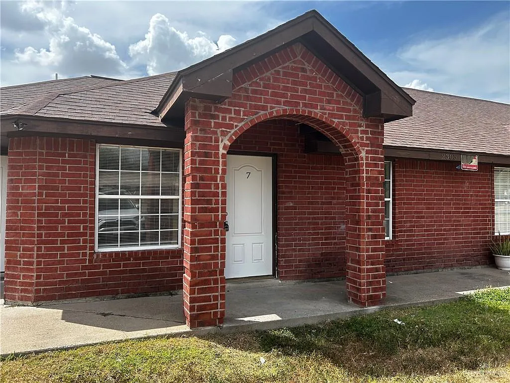 2 bed, 1.0 bath, 830 sqft, $875 — Photo 1
