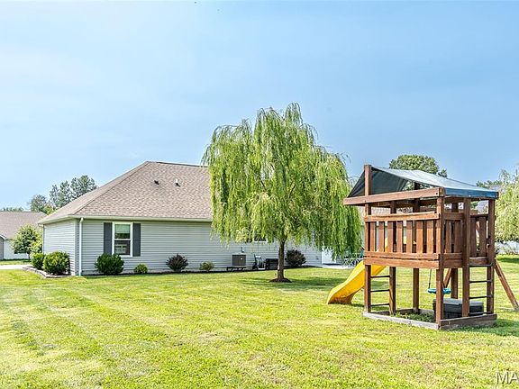 3rd image of 872 Saint Andrews Dr