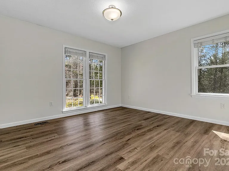 1085 Jenkins Valley Rd — Photo 12