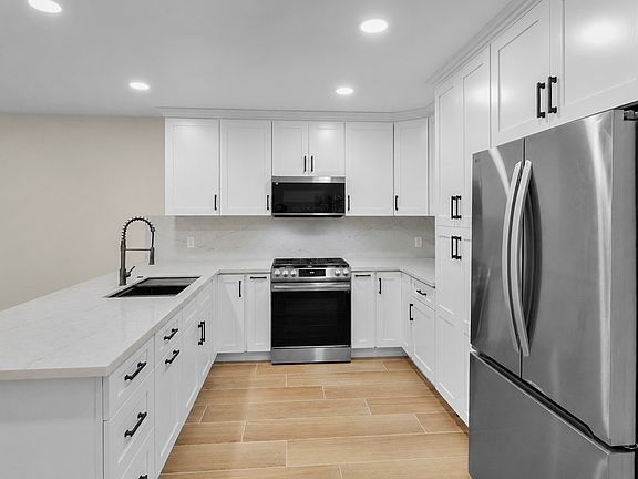 4th image of 1615 W 39th Pl