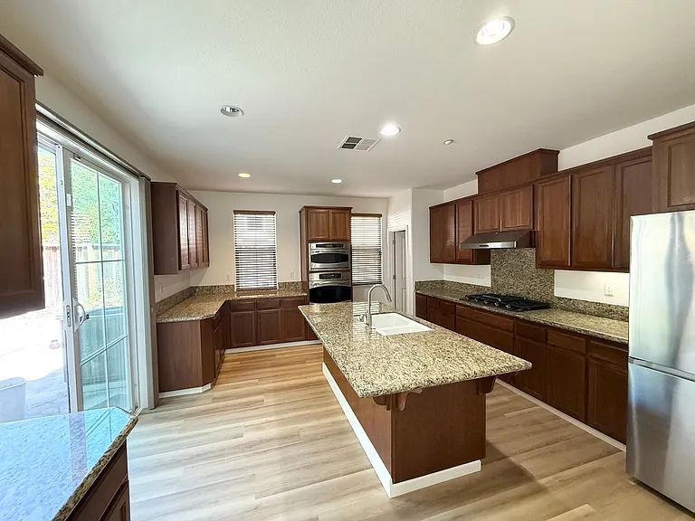 2327 Capistrello St — Photo 3