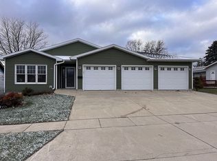 303 S Chestnut St, Edgewood, IA 52042