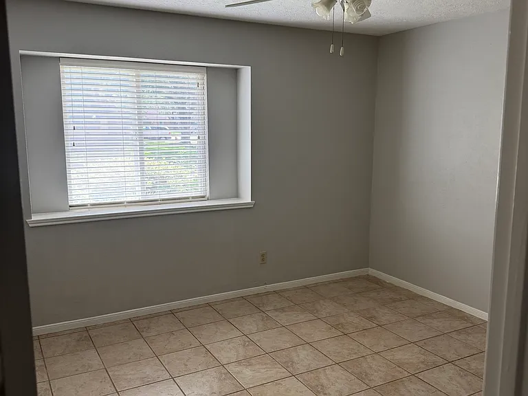 2421 Maxwell Ln — Photo 11