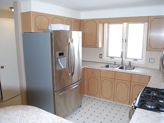 3rd image of 121 Arend Ave