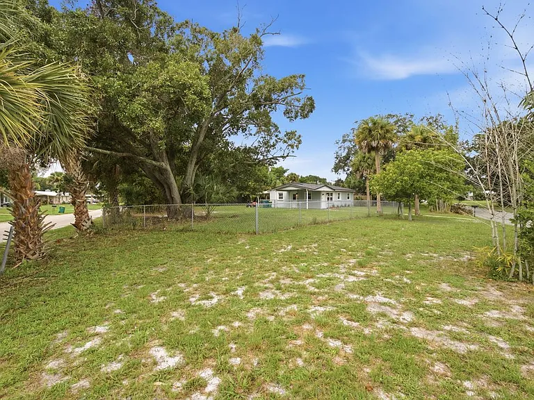 2267 Robinhood Dr — Photo 20