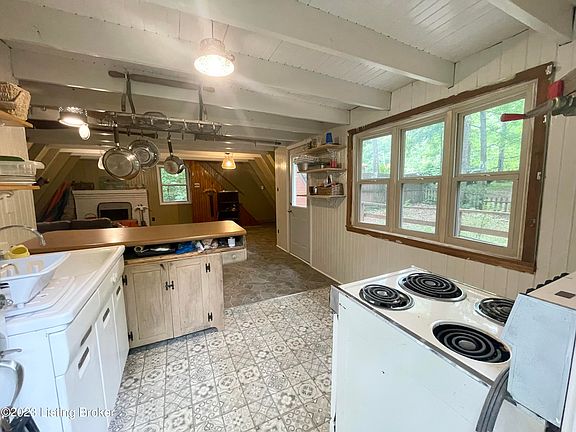 3rd image of 84 Hickory Ct