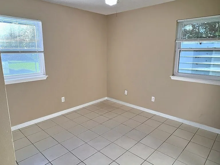 302 Hunter Dr — Photo 11