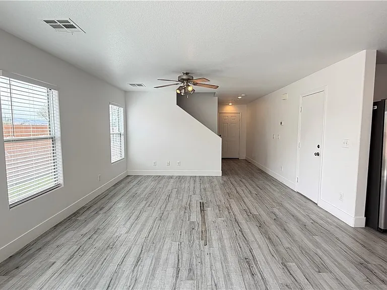194 Gilliflower Ave #0 — Photo 6