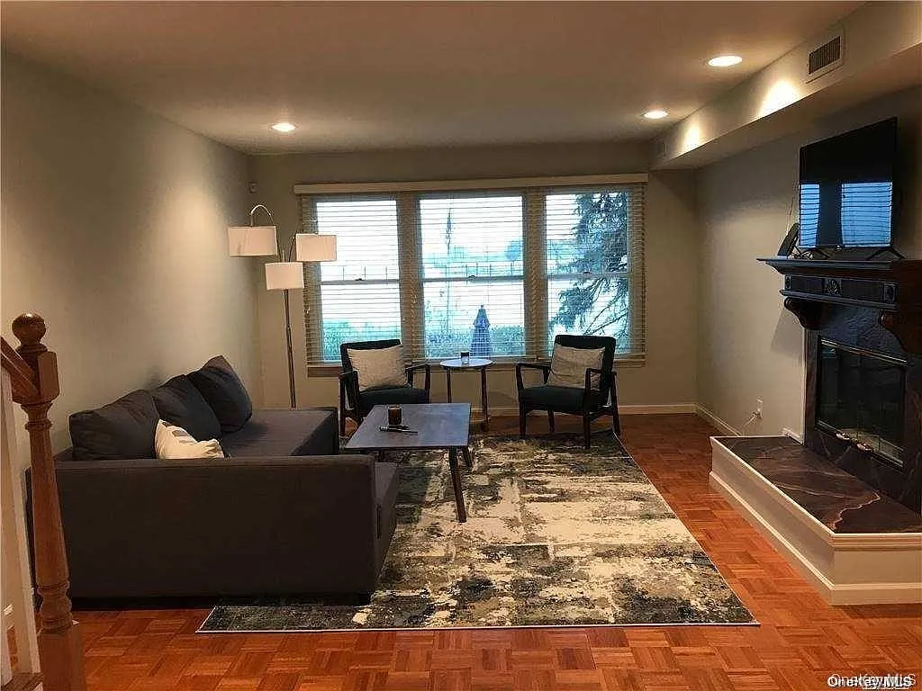 2 bed, 1.5 bath, 1000 sqft, $4,200 — Photo 4