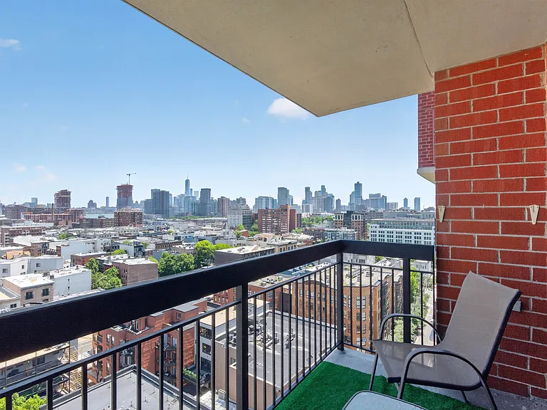 700 1st St #15F — Photo 4