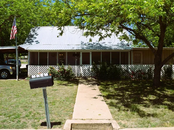 216 W 3rd St, Coleman, TX 76834