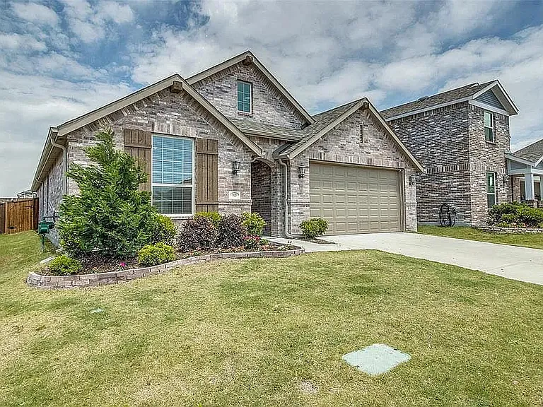 1625 Meadow Trail Ln — Photo 1