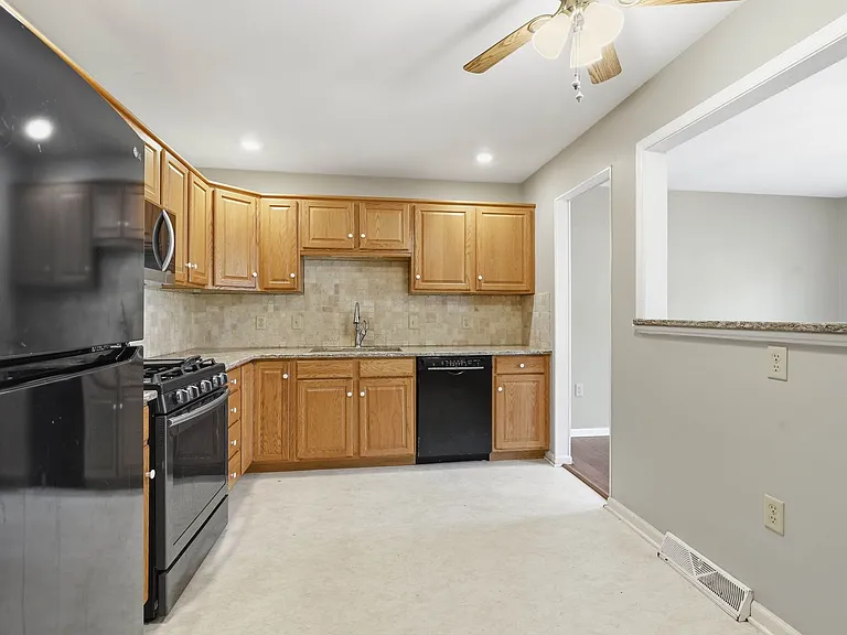 472 Hillside Dr — Photo 5