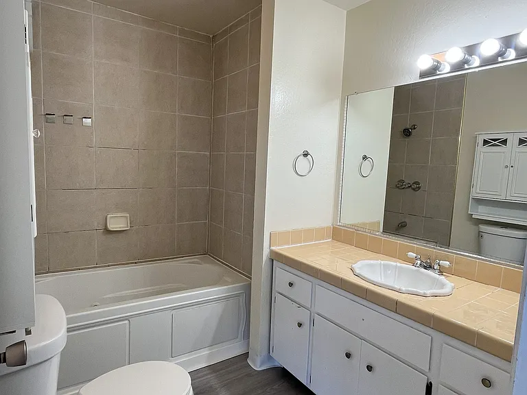 2215 Admiralty Ln — Photo 12