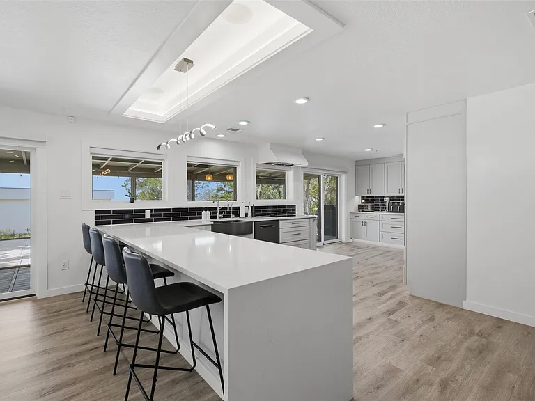8901 Grandview Dr — Photo 12