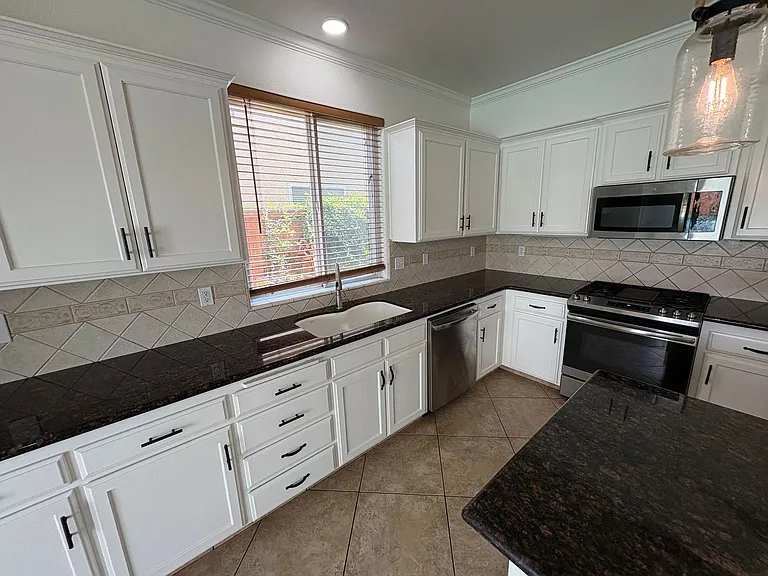 5928 W Whitley Ave — Photo 10