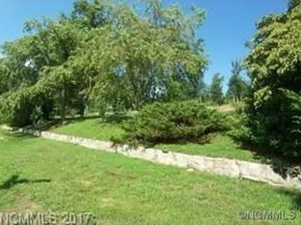 225 Avirea Dr, Hendersonville, NC 28739