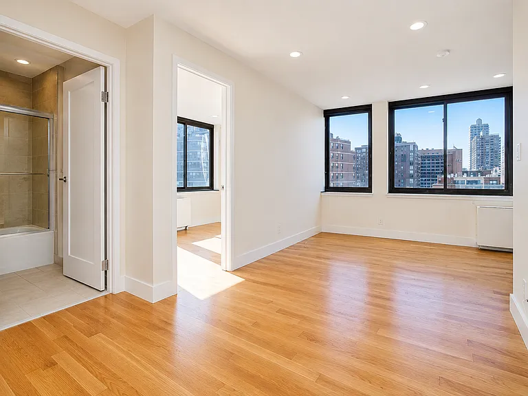 213 E 37th St #Penthouse 1 — Photo 3