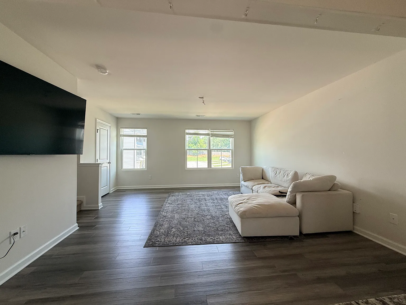 3 bed, 2.5 bath, 1605 sqft, $2,200 — Photo 2