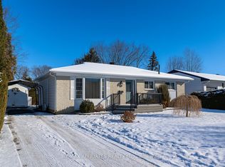 17 Canfield Rd, Ottawa, ON K2H5S7