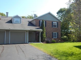 2402 Cross Creek Dr APT B, Sheboygan Fls, WI 53081