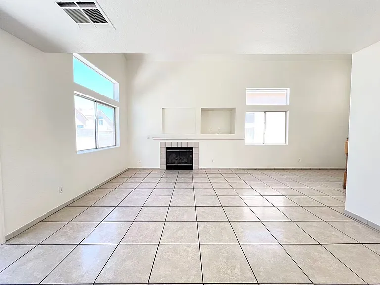 8284 W Rochelle Ave — Photo 7