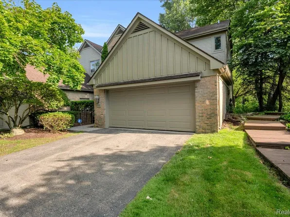 37418 Legends Trail Dr, Farmington, MI 48331