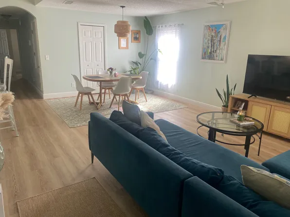 6905 Wildwood Oak Dr, Tampa, FL 33617