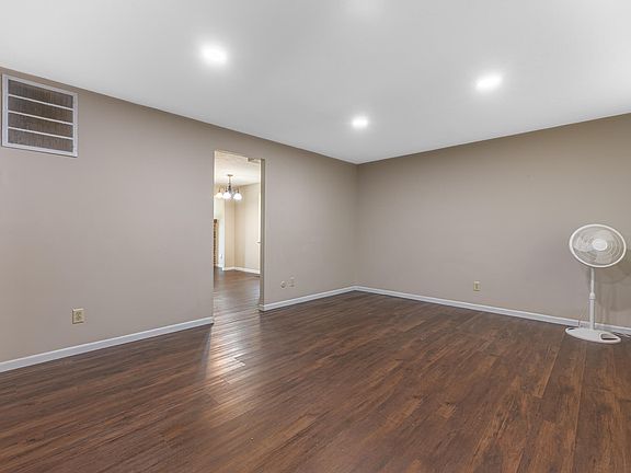 4th image of 8717 Meadowcreek Dr