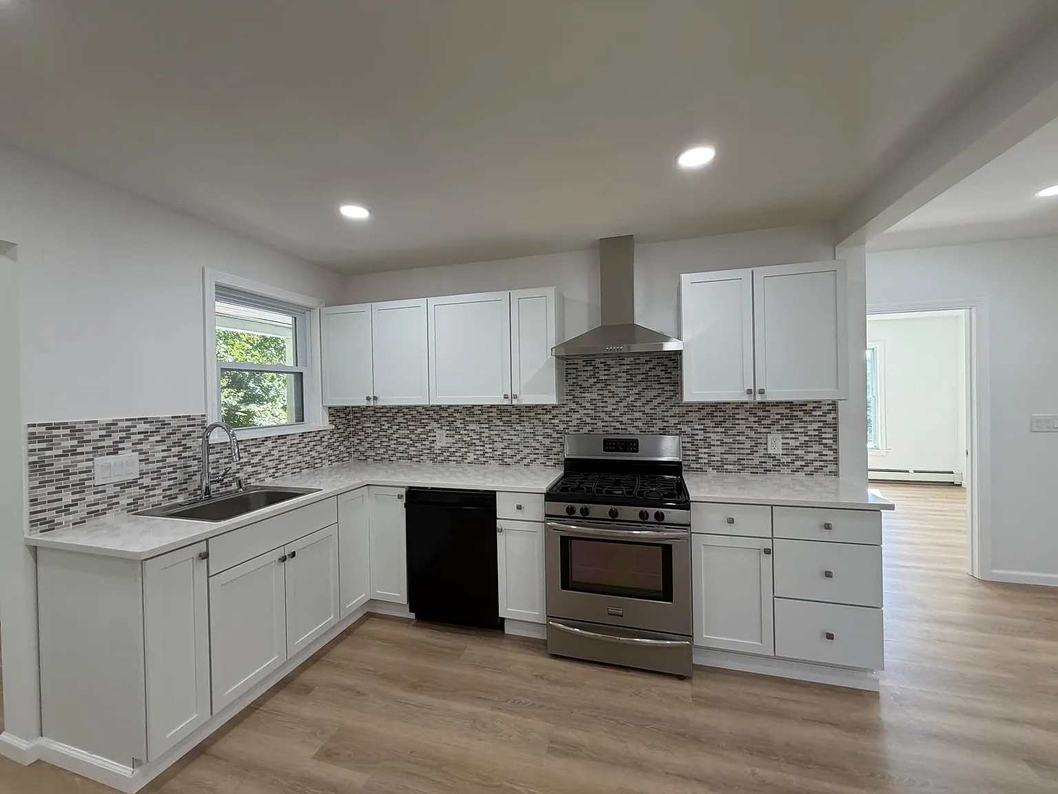 3 bed, $2,300 — Photo 2